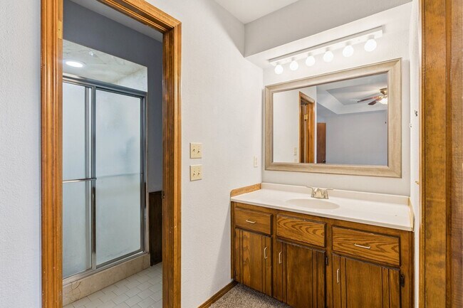 Building Photo - Welcome to this charming 3-bedroom, 2-bath...