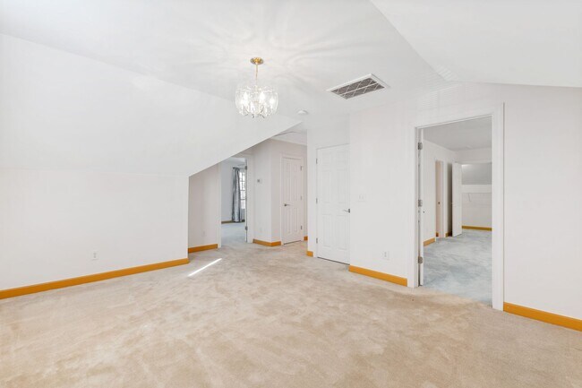 Building Photo - Exceptional 5-Bedroom Residence in the Hea...