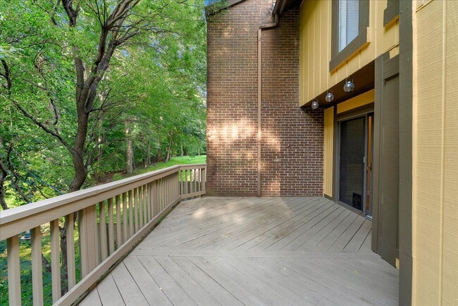 Building Photo - "Luxurious Reston Retreat: Spacious 2400 S...
