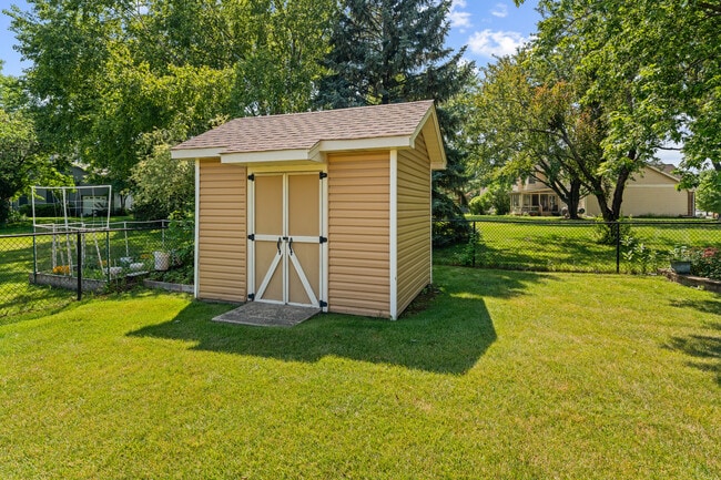Building Photo - 104 S Knollwood Dr
