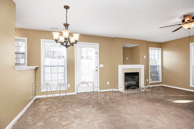 Building Photo - 1815 Butterfly Ln