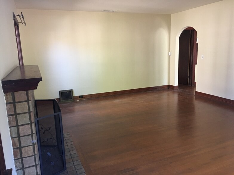 Living room - 862 Allen Ave