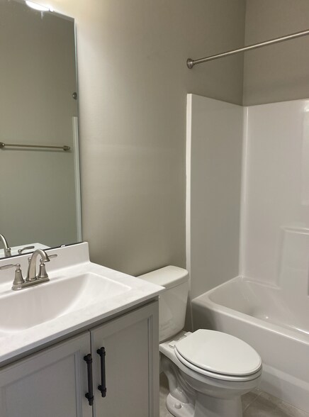 Hallway Full Bath - 729 Carraway Garden Dr