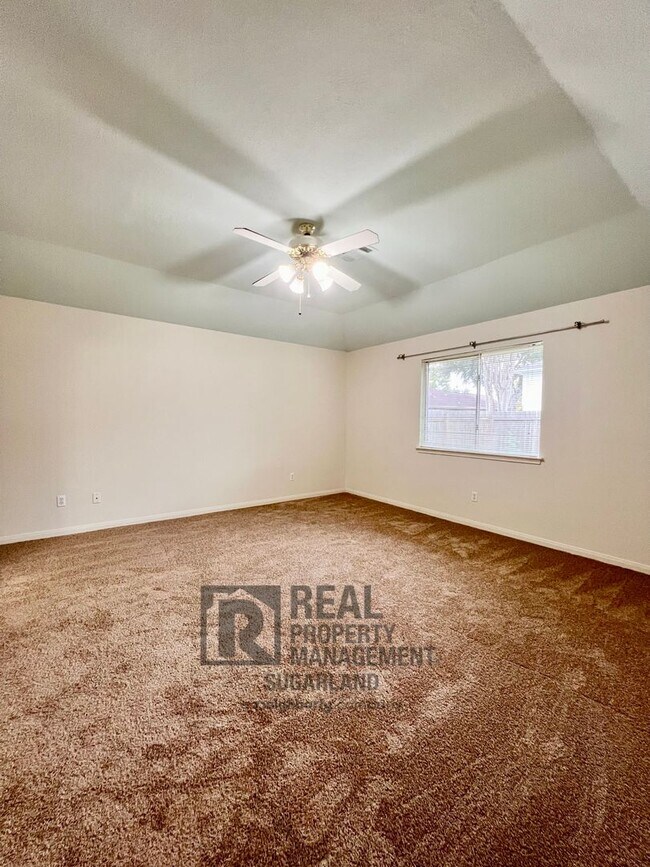 Building Photo - Beautiful One Story Home