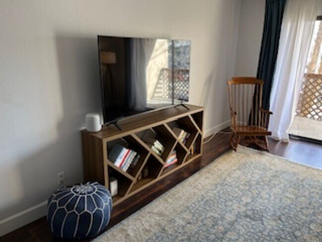Building Photo - Furnished One Bedroom Condo For Rent in So...