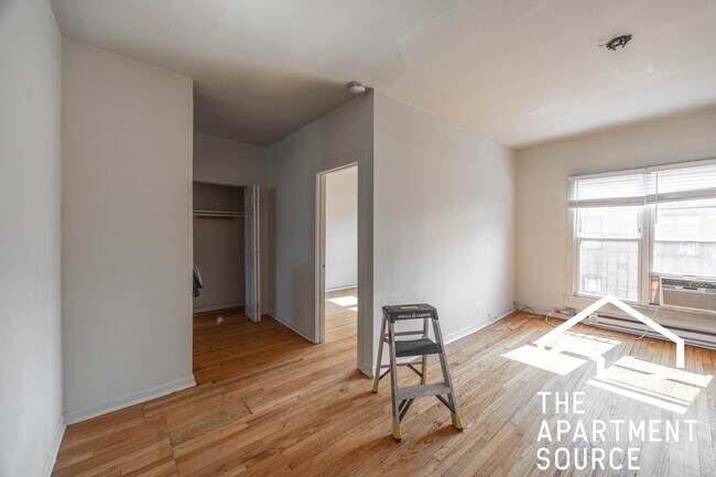 Building Photo - 732 W Roscoe St