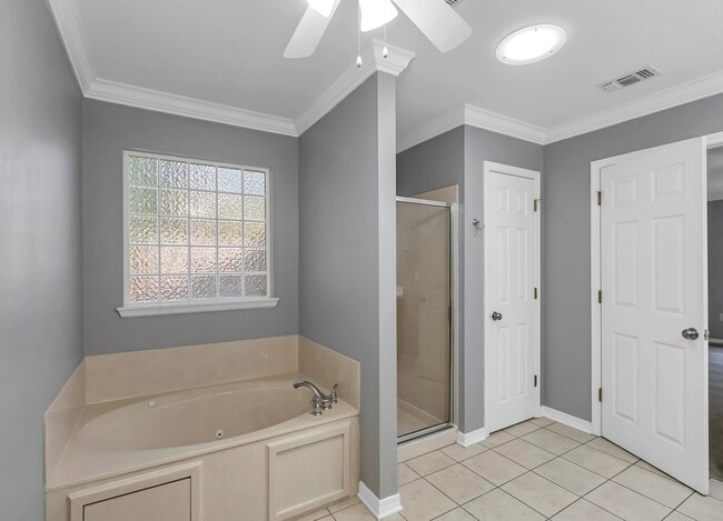 Building Photo - 5897 Saratoga Dr