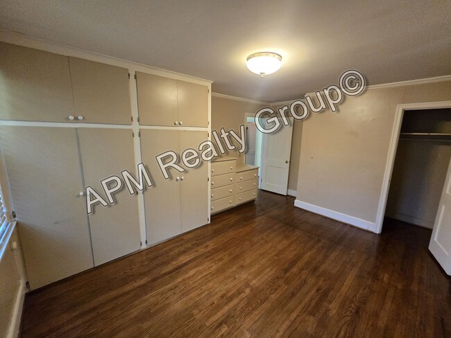 Building Photo - Spacious two bedroom house off Two Notch