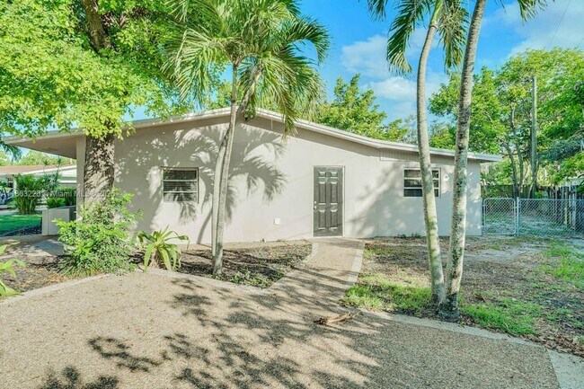 Building Photo - 2440 SW 5th Pl