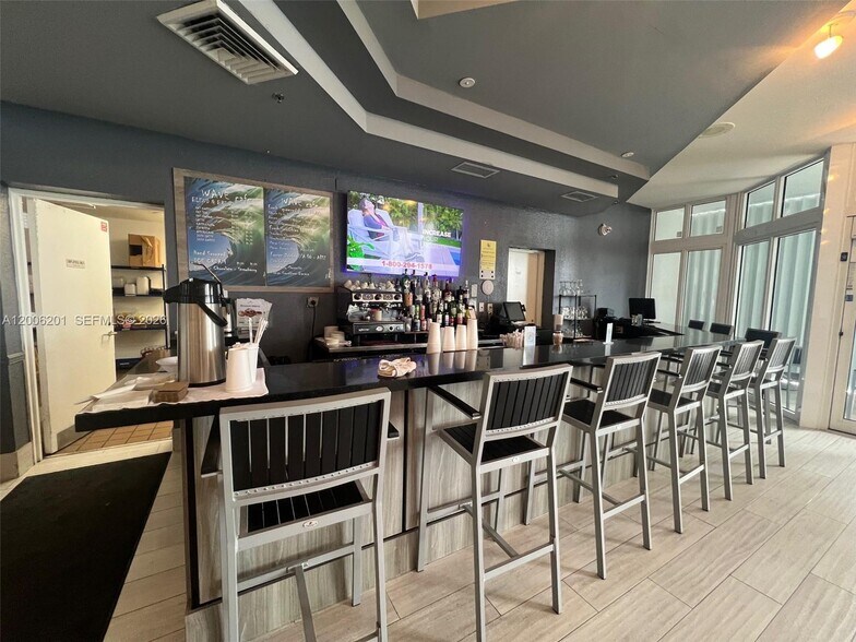 Building Photo - 16500 Collins Ave