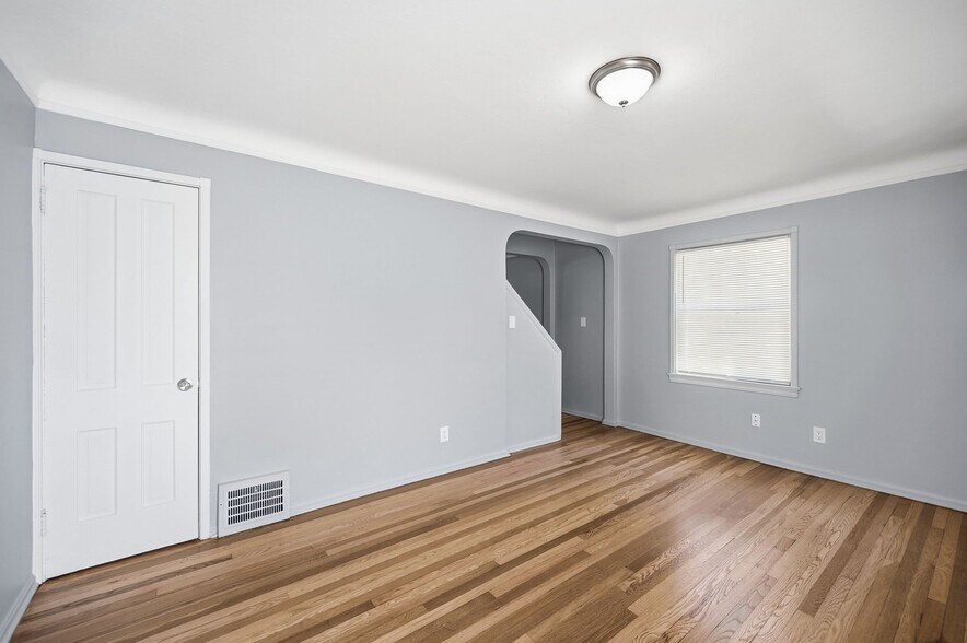 Building Photo - 253 E 250th St