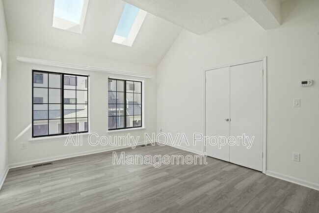 Building Photo - 1611 Carriage House Terrace