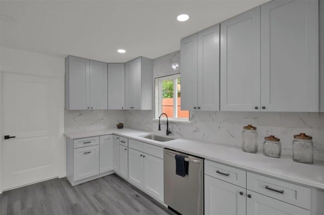 Building Photo - 1408 Fairfield Dr