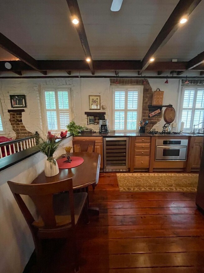 Building Photo - Charming fully furnished one bedroom condo in Ansonborough