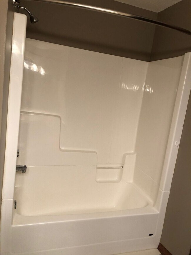 Building Photo - 4Bed/3Bath, Ranch-Style Home in Wooded Area