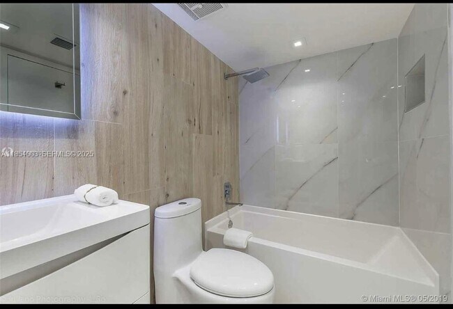 Building Photo - 7601 E Treasure Dr