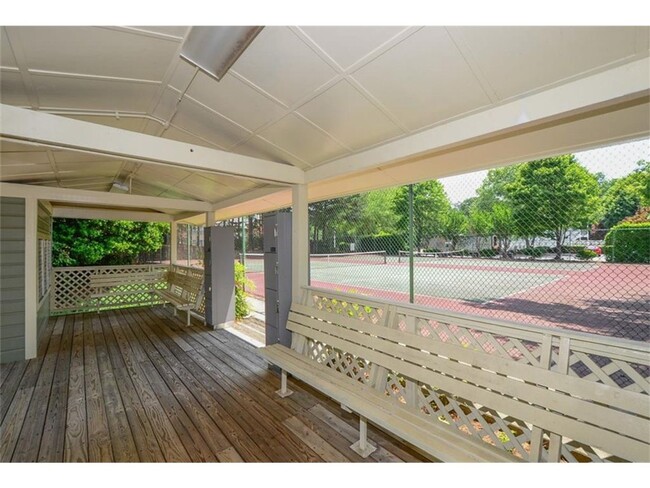 Building Photo - Renovated 2/1 Condo in Sandy Springs w/ Po...