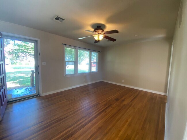 Building Photo - Close to Brookside & Riverparks!!