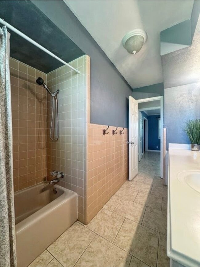 Building Photo - 509 Light St