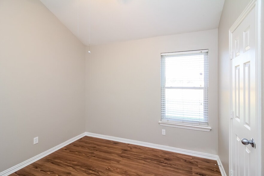 Building Photo - 7917 Val Verde Dr