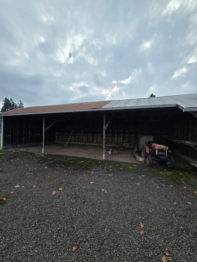 Building Photo - Pet Friendly 3 Bed / 2Bath Home with 2 Gar...