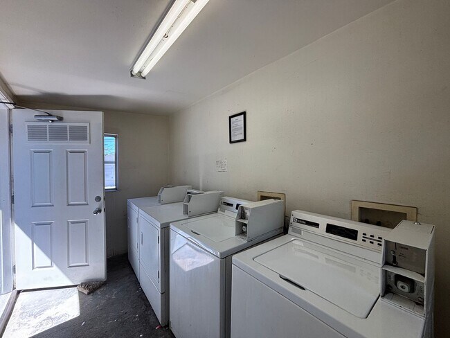 Building Photo - Glenoaks, 625-633 1/2