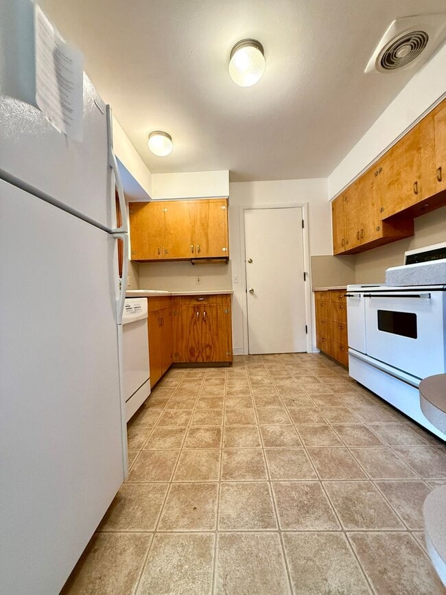 Building Photo - Cozy-Chic in Parkrose ~ Large Fenced Yard with Attached Garage & A/C~ Pets Welcome