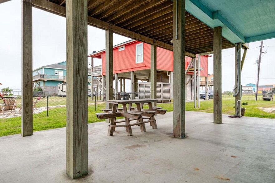 Building Photo - 998 Dolly St