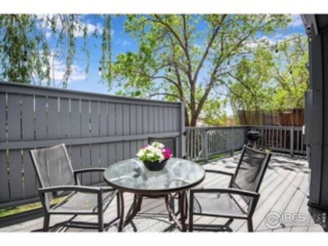 Building Photo - Recently Renovated and Updated 5 BR Townho...