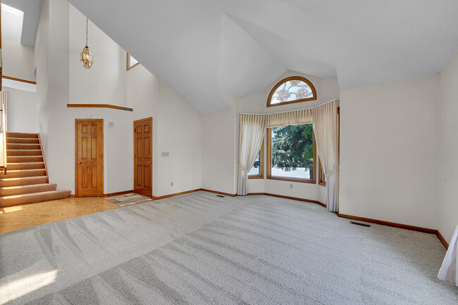 Building Photo - 7 Boxwood