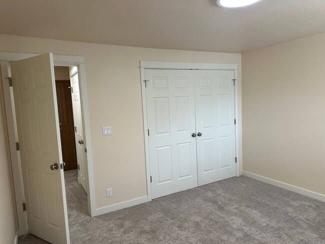 Building Photo - Beautifully updated 3 bedroom 1.5 bath dup...
