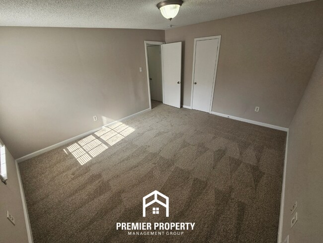 Building Photo - Newly Renovated 5BR Home with 2,334 Sq Ft, Fireplace & Fenced Yard in Memphis