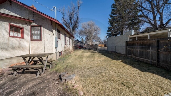 Building Photo - Historic Downtown Home