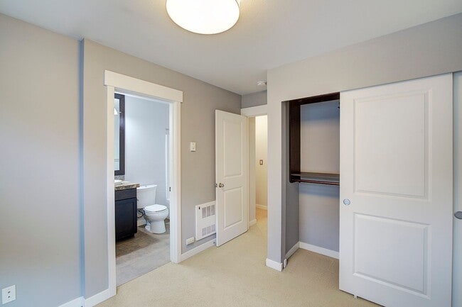 Building Photo - 2Bd/2.5Ba Seattle Townhouse