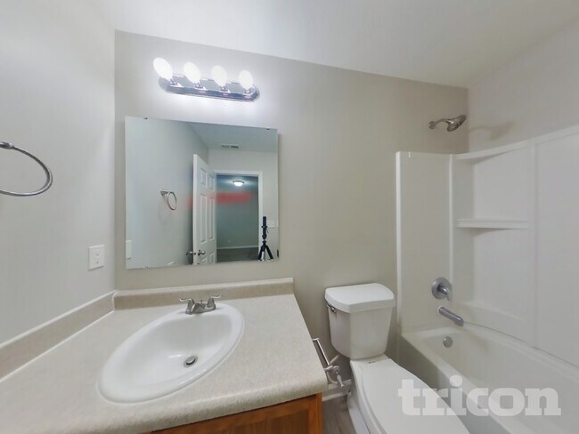 Building Photo - 2437 Middle View Dr