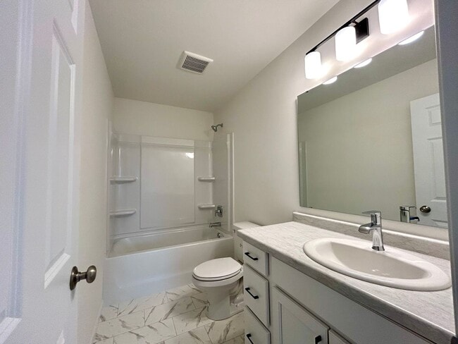 Building Photo - Spacious & Stylish 3-Bed Home with Modern Finishes and Attached 2-Stall Garage