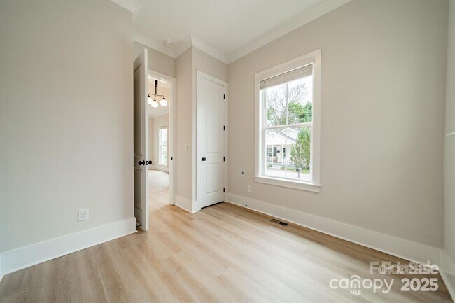Building Photo - 576 Reid St