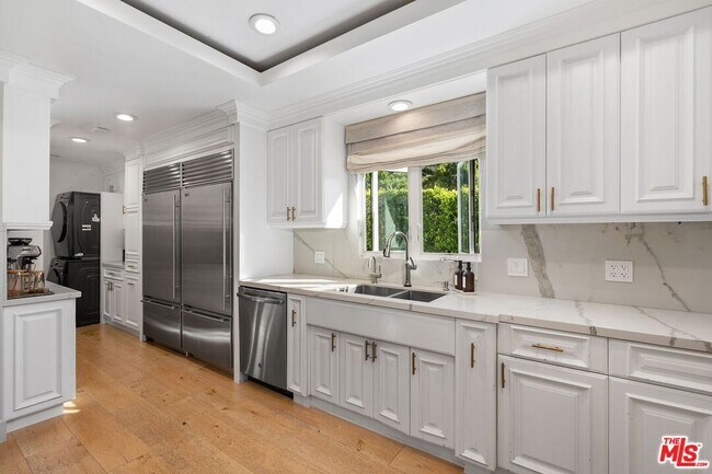 Building Photo - 2120 San Ysidro Dr