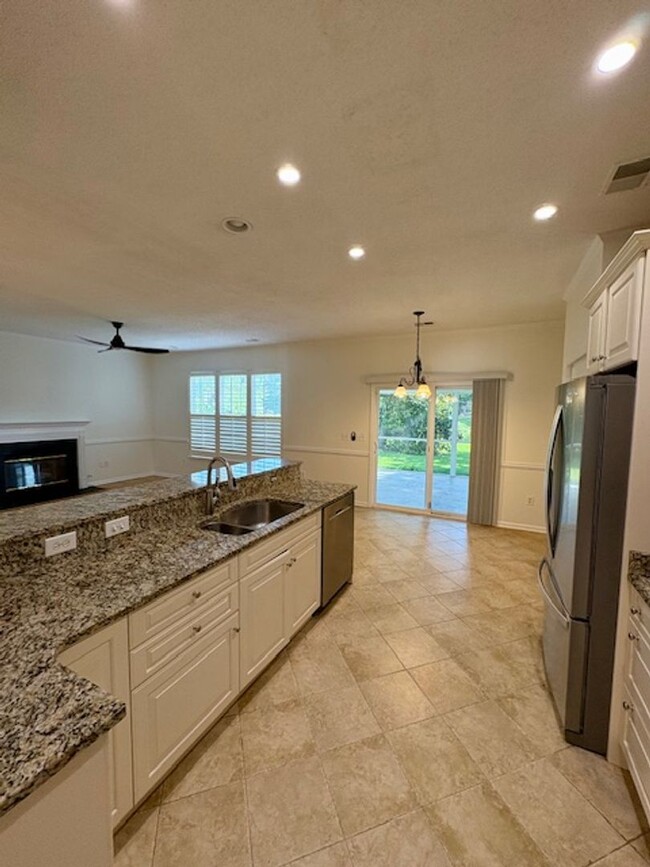 Building Photo - Lovely Updated Home in Grand Oaks