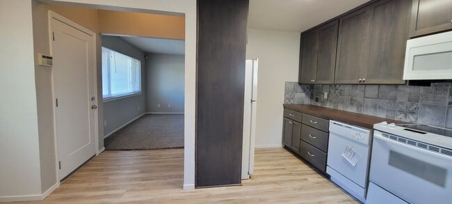 Building Photo - Newly Updated 3 Bedroom 1 Bath Home Close ...