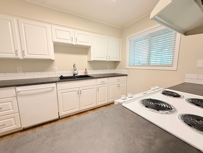 Building Photo - Super Cute 2 Bedroom Condo in Tigard!!! Water, Sewer and Garbage Included!!!