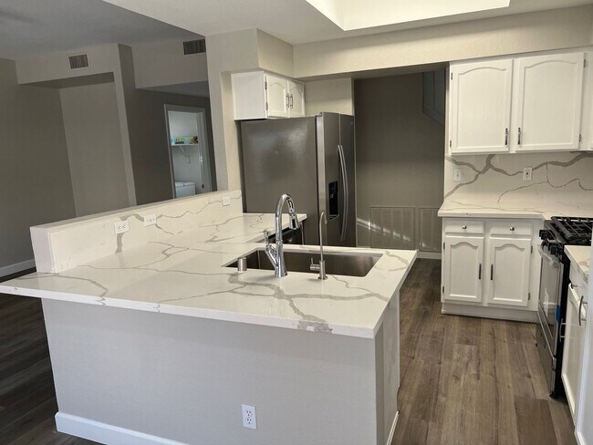 Building Photo - Newly Remodeled - Henderson
