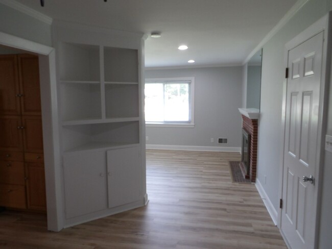 Building Photo - 3Bd/2BA   Brick Ranch Home