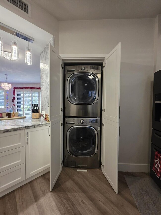 Building Photo - 15529 Miami Lakeway N