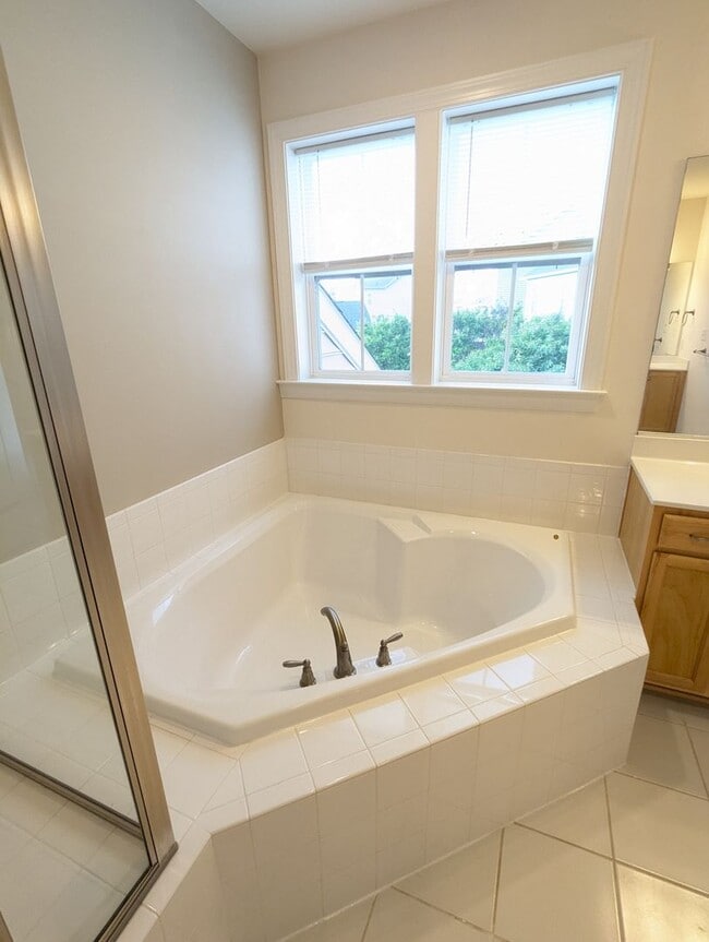 Building Photo - STUNNING Single Family Home in Brunswick C...