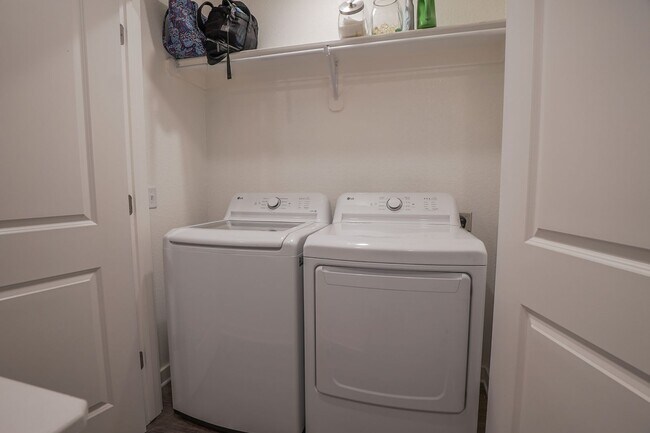 Building Photo - 2 bedroom 2.5 baths! Now Preleasing!