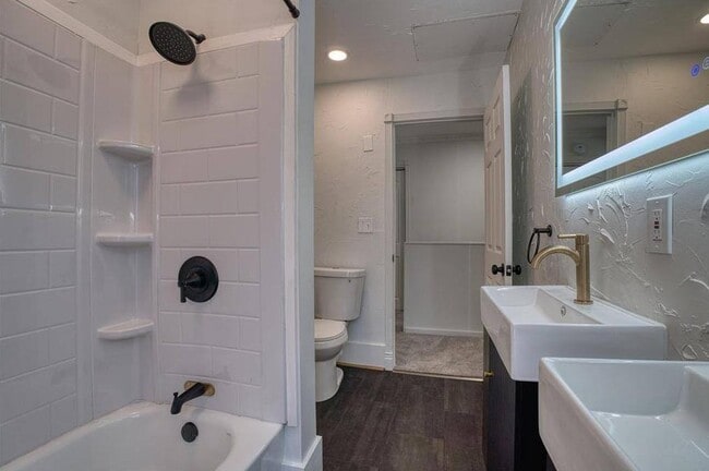 Building Photo - 1702 Lake St