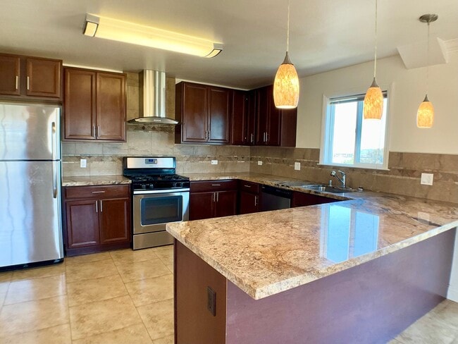 Building Photo - Updated TOP FLOOR 2BR/2BA FLAT! IN-UNIT LA...