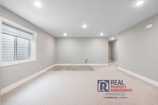 Building Photo - MOVE IN SPECIAL - Beautiful Brand New 6 be...