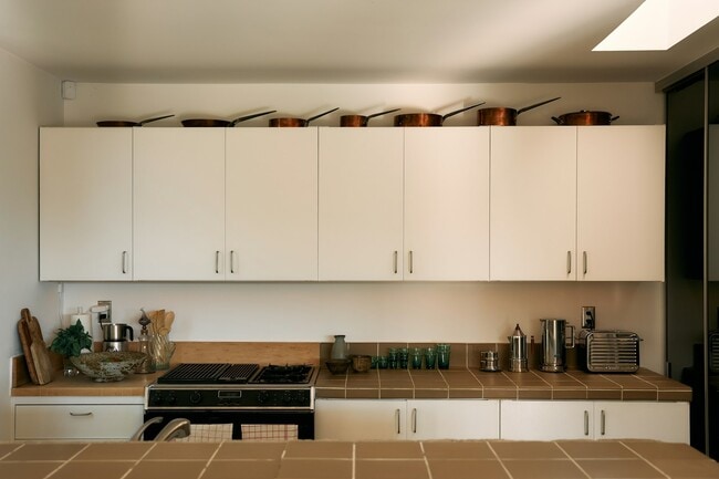 Building Photo - 2743 Hollyridge Dr